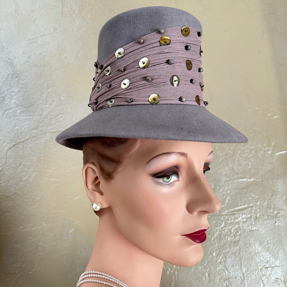 COLLECTIBLE 1950s' GRAY FELT TILT HAT WITH TALL CROWN AND SEQUINED DRAPING